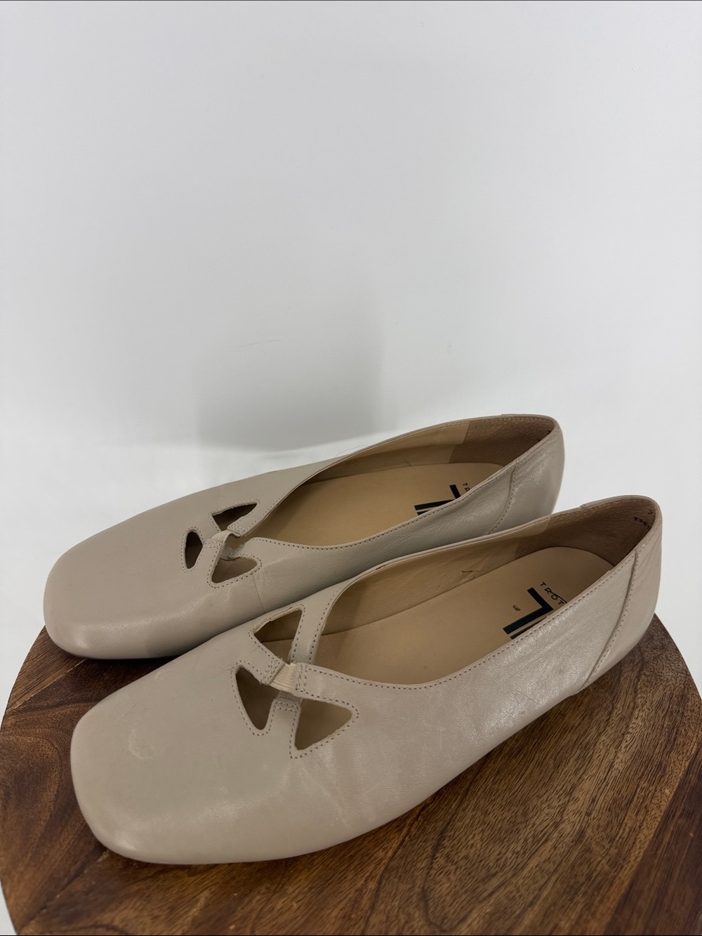 Trotters Leather Cutout Ballet Flats Ivory Cream Women’s Size 7